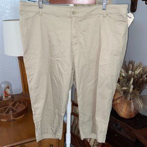 NWT Women’s Plus Sz. 24W St John’s Bay Mid Rise Secret Slender Capri Pants